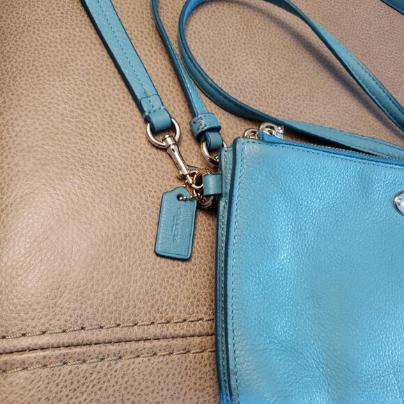 Coach double compartment crossbody bag, teal leather. - Picture 5 of 10